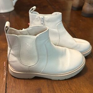 Cream kids boots
Cat & Jake- Target
No scuff marks
Smoke and animals free home